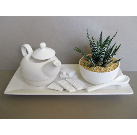 vassoio con teiera e tazza